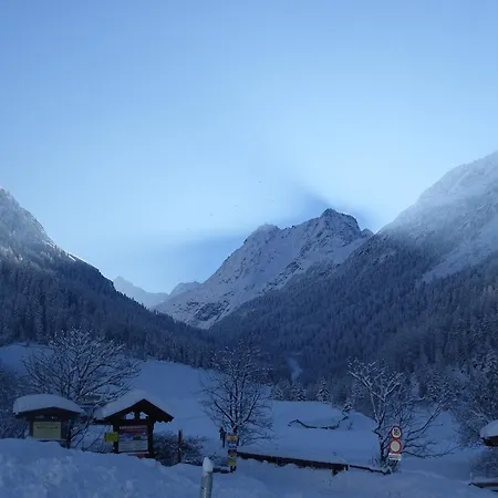 לינה וארוחת בוקר Gaestehaus Berghof Schoepf 4*