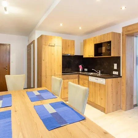 לינה וארוחת בוקר Gaestehaus Berghof Schoepf 4*